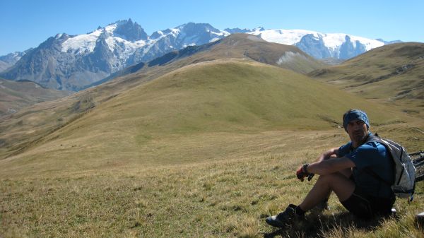 #8 Autochtone ! : Yvon pensif devant les magnifiques décors de son pays Autochtone ! : Yvon pensif devant les magnifiques décors de son pays