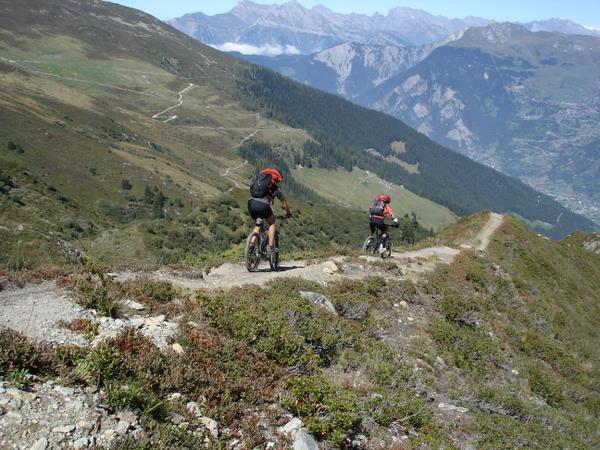 Descente du Col de Mille : Tibougnat et JBF dans la descente du col de Mille avec Verbier au fond