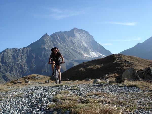 Arrivée à la cabane : Tibougnat en finit avec la 1ere journée. Au fond le Mt Gelé et au pied la Fenêtre de Durand qui sera passée le lendemain