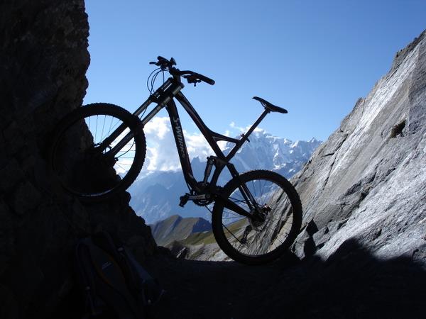 Col de Malatra : Col de Malatra (assez étroit...) et Mt Blanc en fond