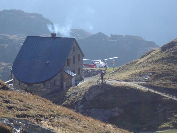 #4 Cabane de Chanrion : Cabane de Chanrion et hélico du secours en montagne (pas pour nous...) Cabane de Chanrion : Cabane de Chanrion et hélico du secours en montagne (pas pour nous...)