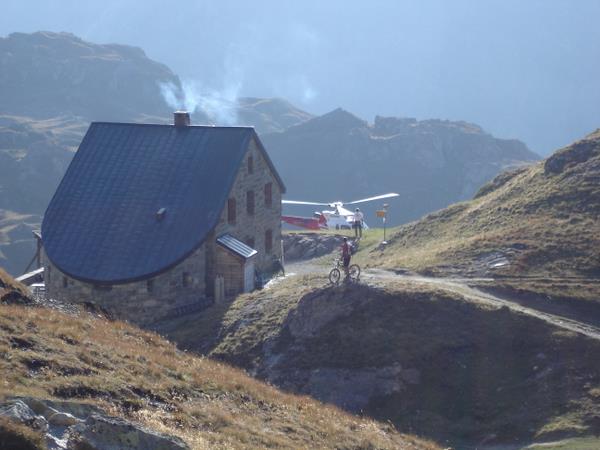 Cabane de Chanrion : Cabane de Chanrion et hélico du secours en montagne (pas pour nous...)