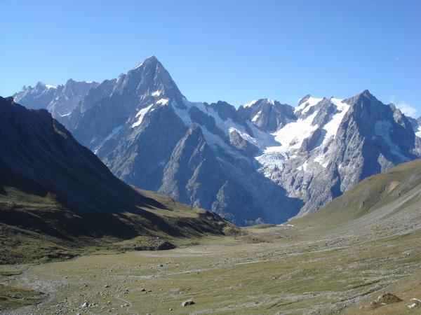 Grandes Jorasses : Descente superbe de la combe de Malatra sur fond de Grandes Jorasses