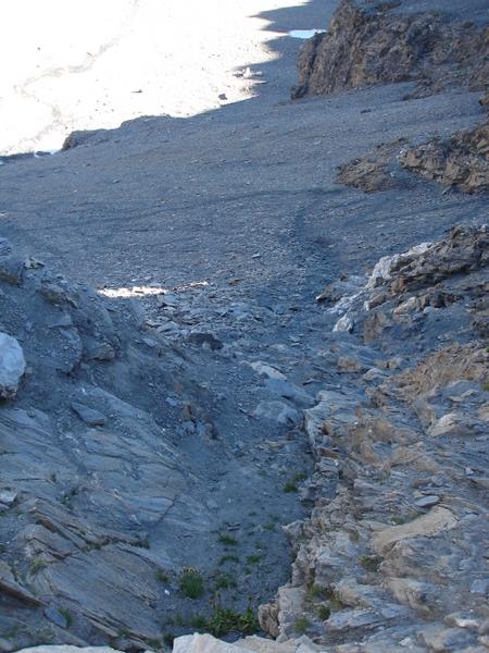 Montée sous le col de Malatra : La montée bien raide avec le vélo sur le dos