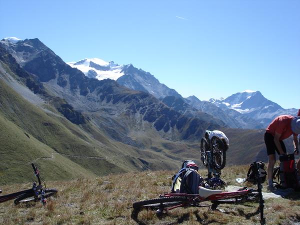 Col de Mille : Vue sur le Grand Combin et le Vélan depuis le col de Mille et bris de chaîne pour Cyril...