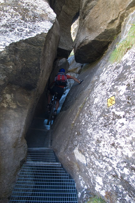 Tour des Combins : ... Pas longtemps.
Le voila en pleine lutte avec un passage un peu étroit.