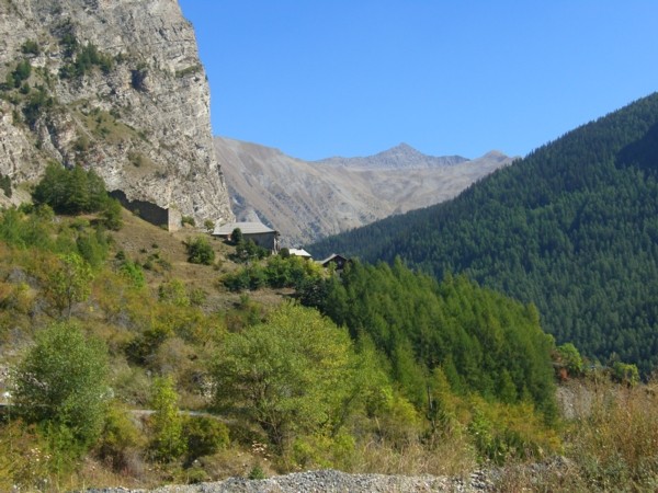 hameau du chateau : et le col de girabeau au fond