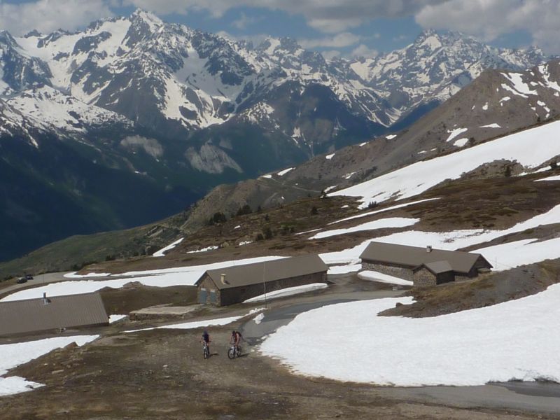 #3 Sous le col : Juste avant les casernes, ça ne passe plus pour les voitures, névés sur la route. Sous le col : Juste avant les casernes, ça ne passe plus pour les voitures, névés sur la route.
