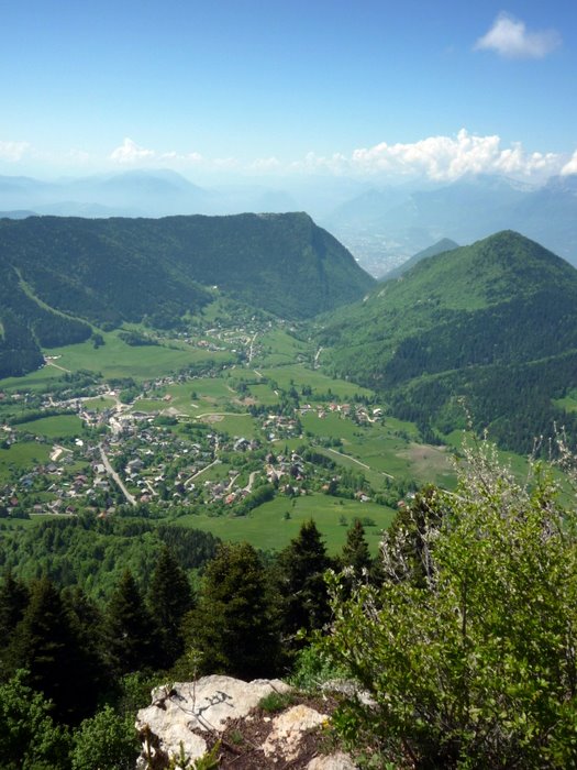 La vue : Jolie promontoire au-dessus du Sappey dans la montée