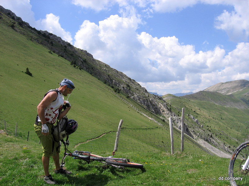 col de Seysse : Christophe en session récup avant le sentier en direction de la crête de Jiboui.