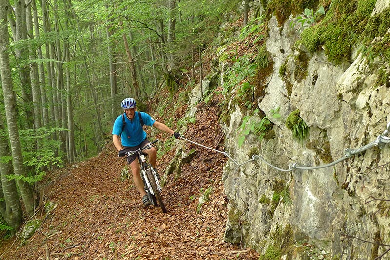 Sur équipement : Beaux cables sur ce sentier de un mètre de large, pas de falaise pourtant?