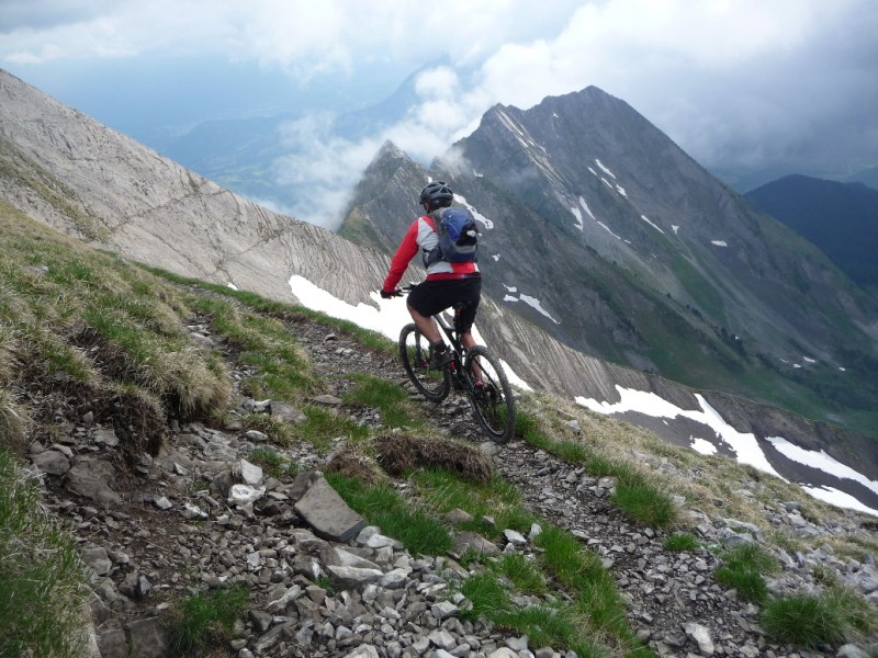 #5 Mont Charvin : Pierre attaque la descente au niveau de l Mont Charvin : Pierre attaque la descente au niveau de l'épaule.