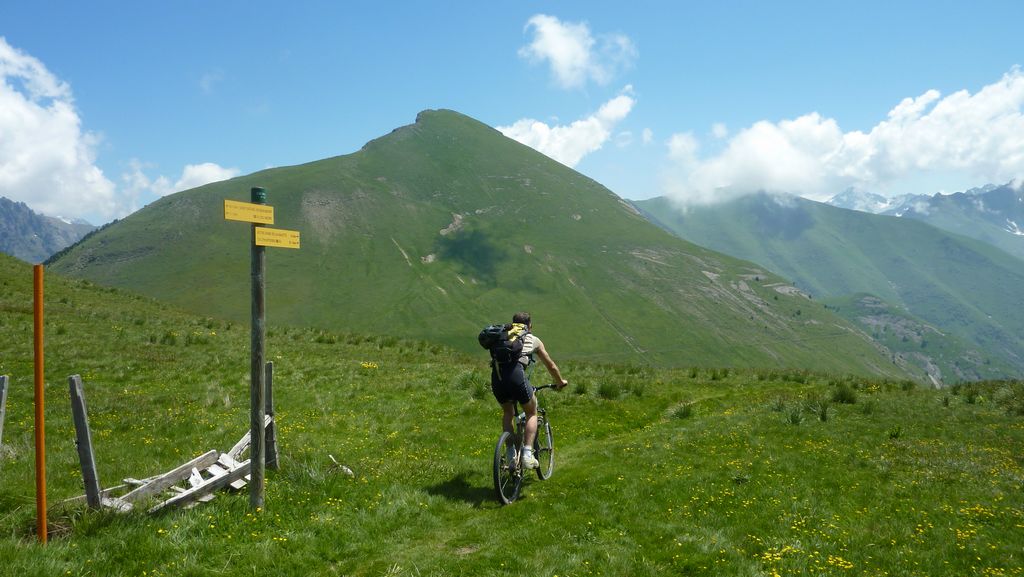 col de Liere : descente vers le col d'Hurtieres devant la Gargas. on va remonter dré dans l'pentu à gauche du pierrier et suivre la ligne de crete