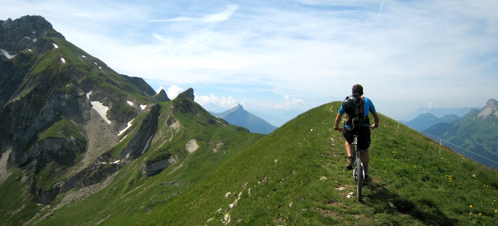 #2 Crête du Chalet des Gardes : l Crête du Chalet des Gardes : l'itinéraire se poursuit au-dessus des névés après une courte redescente