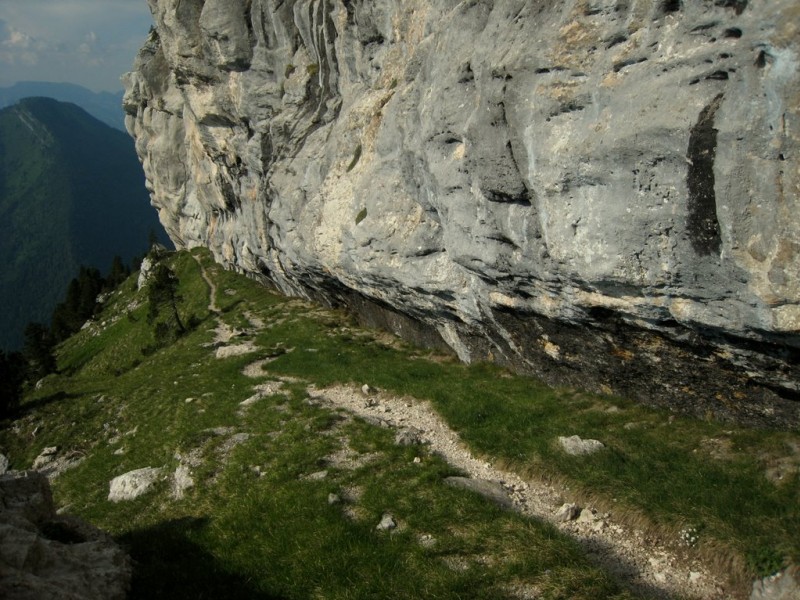 #6 Sangle de Barrère : le long cheminement sous les falaises au soleil couchant Sangle de Barrère : le long cheminement sous les falaises au soleil couchant