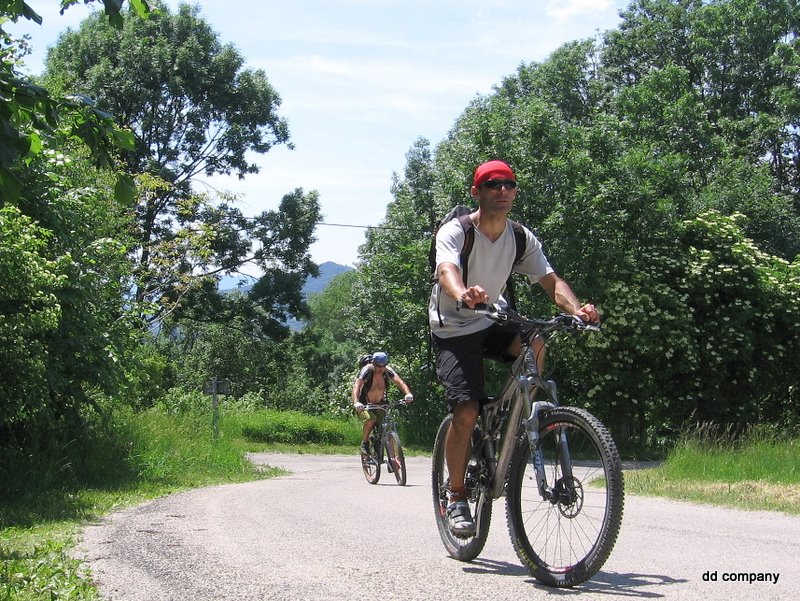 Les Tatins : Période agonisante pour Xtof qui subit la chaleur, le soleil et une mauvaise hydratation sur la route des Tatins depuis le croisement de boulc.
Mais Pti Steph veille au grain!