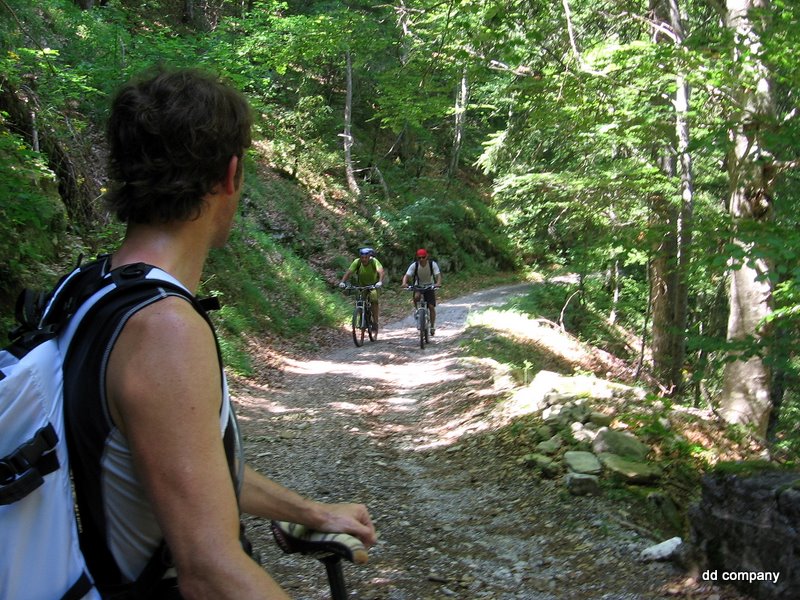 Route de Soubreroche : Xtof et P'ti Steph (Monsieur monotrace de Treffort/Avignonet) en mode récup.