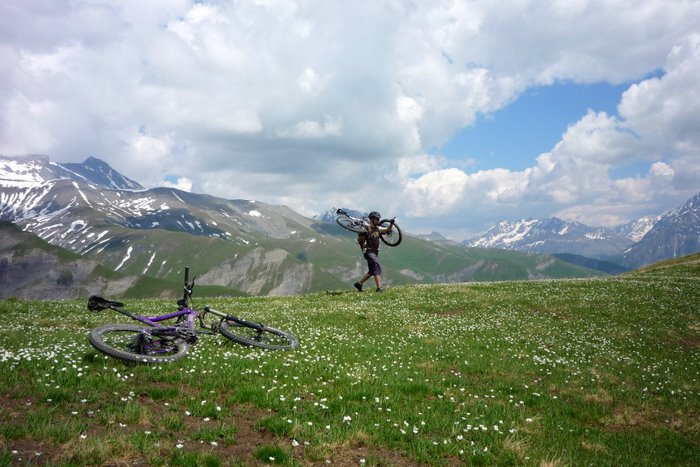 #4 1er sommet : Plein de petites fleurs pour nous accueillir sous le pic du Mas de la Grave. 1er sommet : Plein de petites fleurs pour nous accueillir sous le pic du Mas de la Grave.