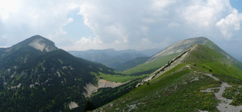 Panorama : la crête de Jiboui et son alpage, avec les sommets de la montagne de Belle Motte et le Mont Barral.