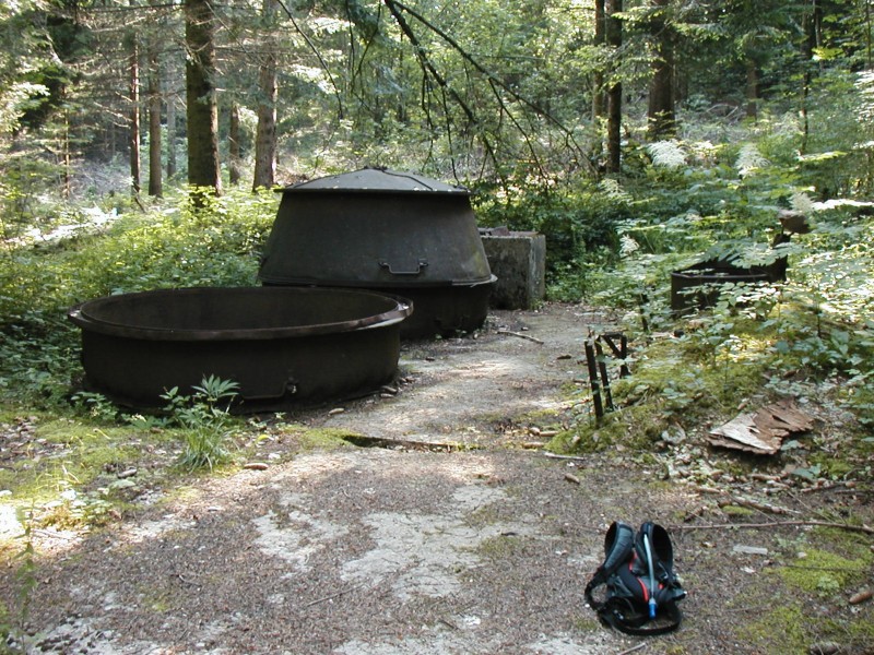 vestiges : les reste des fours a charbon au camp III