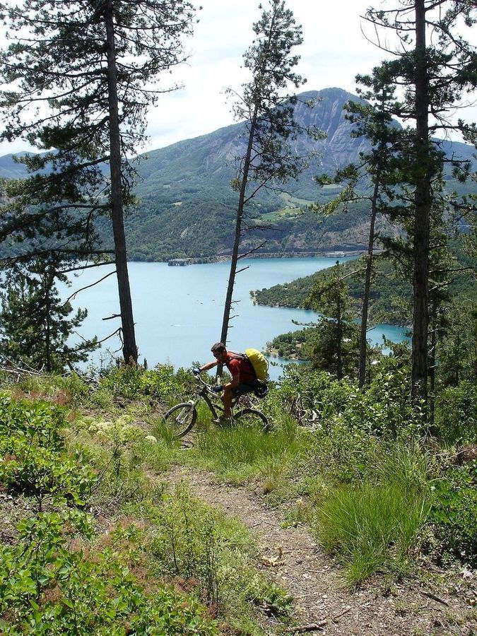 Jour 4: Sur le vélo : Sous le rocher Chabrand, une courte partie du GR du TSP est roulante...