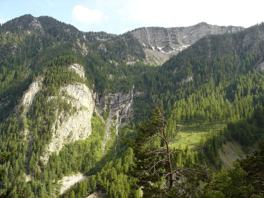 Jour 3: Cascade : Le GR passe au-dessus de la Pisse, de gauche à droite (dans notre sens de parcours)