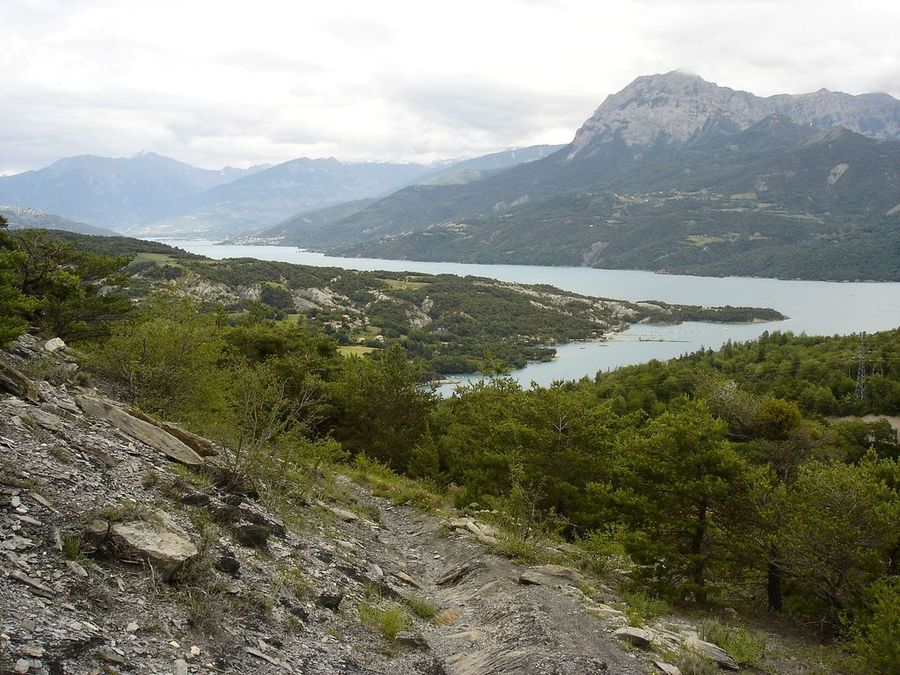 #100 Jour 4: Sentier Serre Cocu : Sentier à flanc sous Serre Cocu. Vue sur la baie des Moulettes et le lac vers le nord-est. Jour 4: Sentier Serre Cocu : Sentier à flanc sous Serre Cocu. Vue sur la baie des Moulettes et le lac vers le nord-est.