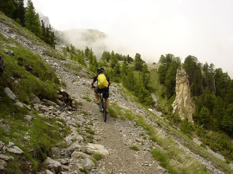 #54 Jour 3: Sous le Gros Ferrand : En direction du col de la Rousse, zone de tuf, forte érosion... Jour 3: Sous le Gros Ferrand : En direction du col de la Rousse, zone de tuf, forte érosion...