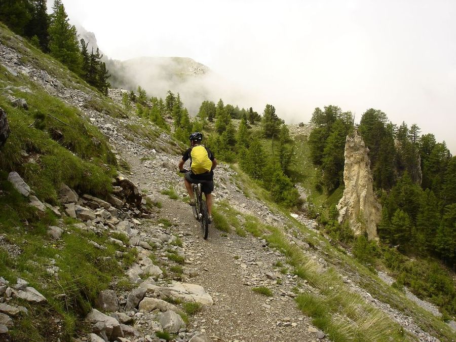 Jour 3: Sous le Gros Ferrand : En direction du col de la Rousse, zone de tuf, forte érosion...