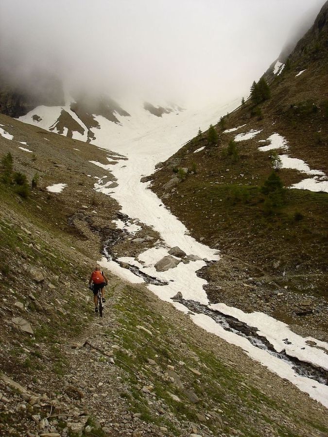 Jour 3: Au pied du Pouzenc : Le chemin de ceinture passe de la rive droite à la rive gauche du torrent de l'Infernet