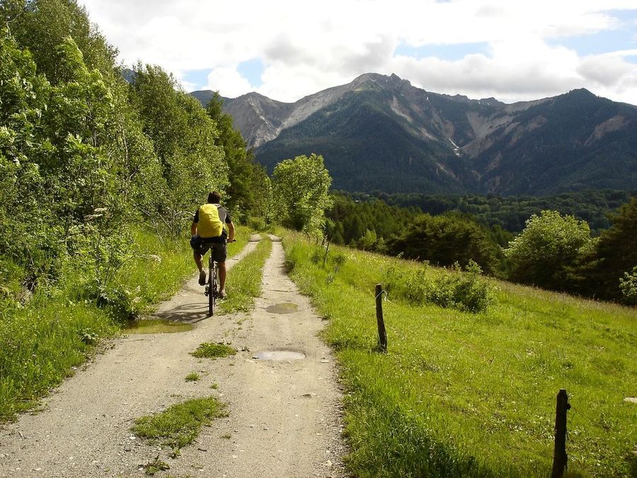 Jour 2: Arrivée : On y est presque... Vue sur ce qui nous attend demain: col de la Rousse (à gauche du pic de Charance)