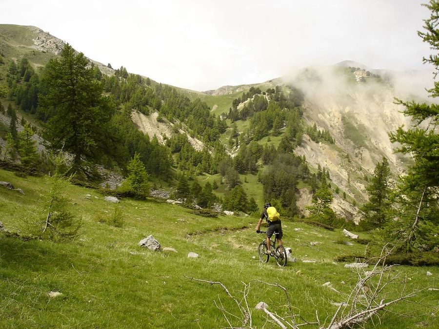 #55 Jour 3: col en vue : Courte descente avant la dernière montée pour le col de la Rousse. Jour 3: col en vue : Courte descente avant la dernière montée pour le col de la Rousse.