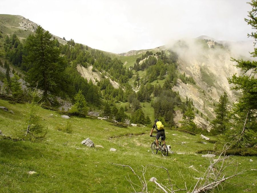 Jour 3: col en vue : Courte descente avant la dernière montée pour le col de la Rousse.