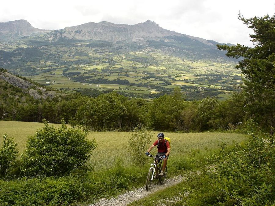 Jour 4: Clot Minet : Momo sur fond de col de la Gardette et d'aiguilles de Chabrières, en remontant vers les Olliviers.