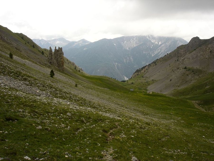 #58 Jour 3: Vallon de l Jour 3: Vallon de l'Aiguille : En pente douce...
Au fond, Dormillouse et la crête de Gênes dans les nuages