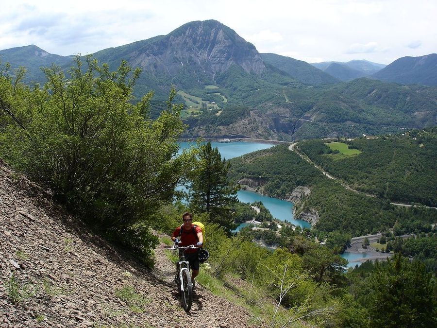 Jour 4: Pousse le vélo : ... sous le rocher Chabrand