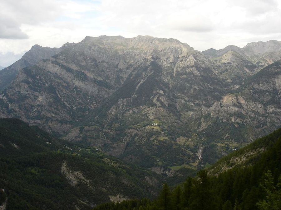 Jour 3: Revers : Grand Morgon côté Ubaye, le village de Champ Contier, illuminé et au-dessus sur la droite, le ravin de la Blache...