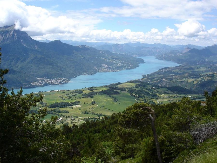 Jour 2: Lac : Depuis le Belvédère de la Serre de la Pelle, le lac de Serre-Ponçon dans sa longueur