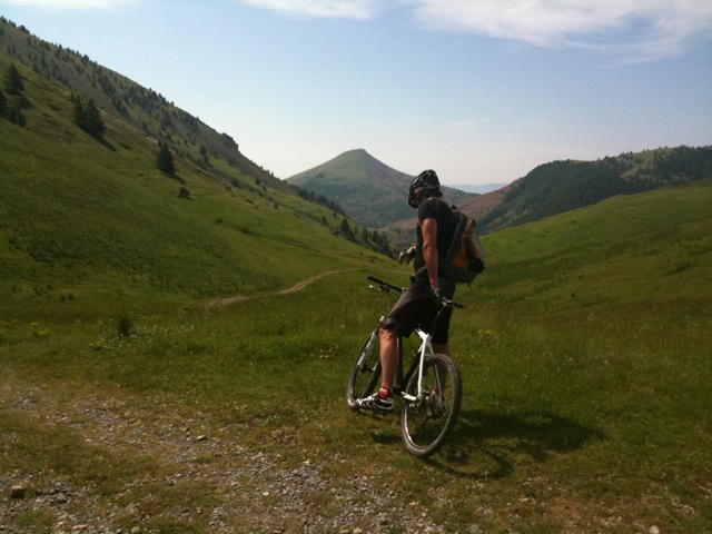 #6 Apres le col du Raton : Apres le col du Raton, on devine l Apres le col du Raton : Apres le col du Raton, on devine l'itinéraire derrière le président