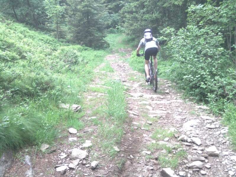 #3 Sur le GR : Olivier évite les cailloux Sur le GR : Olivier évite les cailloux