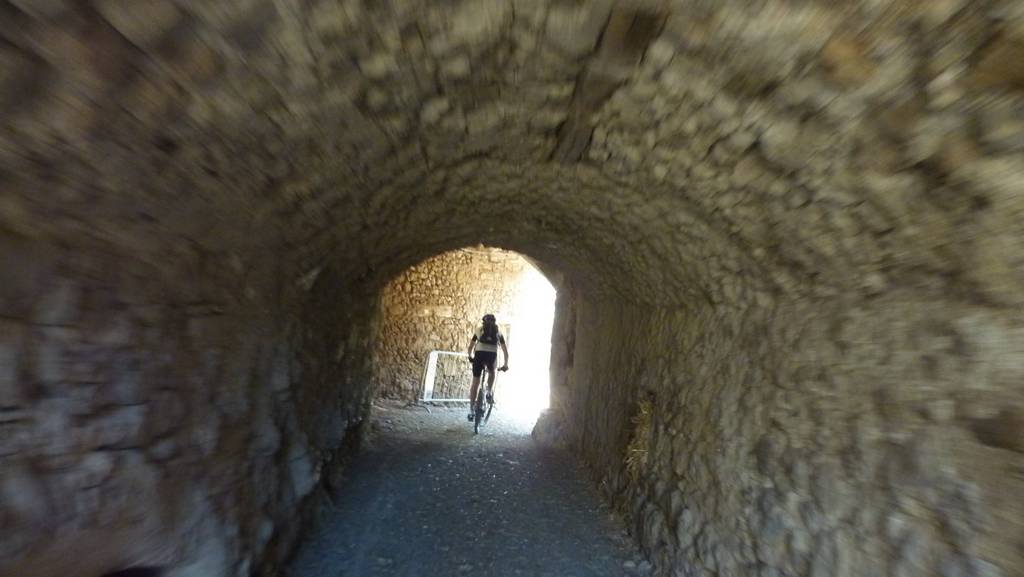 en route vers la lumiere : au pied de la descente de Mille Aures, petit passage du sentier au milieu d'une ferme