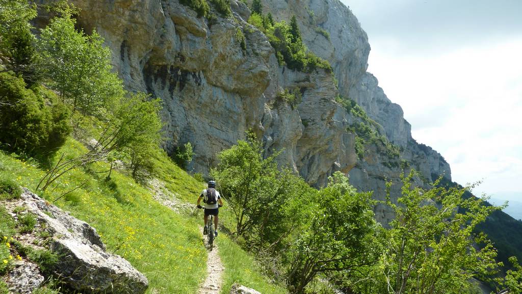 Traversée : debut du sentier, belle traversée sous les falaises