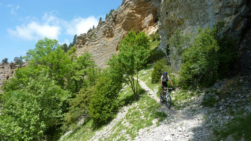 sous les falaises : passage bien caillouteux avant d'attaquer la partie epingles