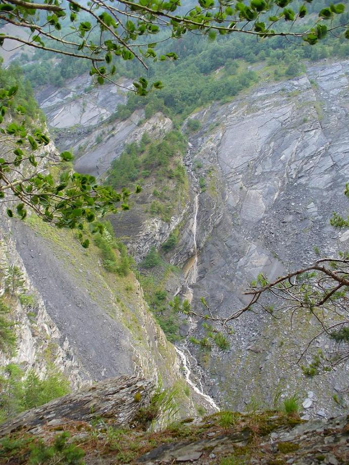 Sentier des Carrières : Cascade grossie par l'orage