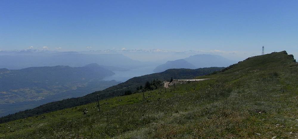 #13 Sommet : vue sur le lac du Bourget depuis le sommet du Gd Colombier Sommet : vue sur le lac du Bourget depuis le sommet du Gd Colombier