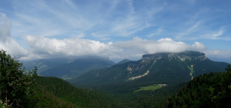 #1 Panorama : De la Dent de Crolles à Chamechaude avec les sommets vêtus de leurs chapeaux. Panorama : De la Dent de Crolles à Chamechaude avec les sommets vêtus de leurs chapeaux.
