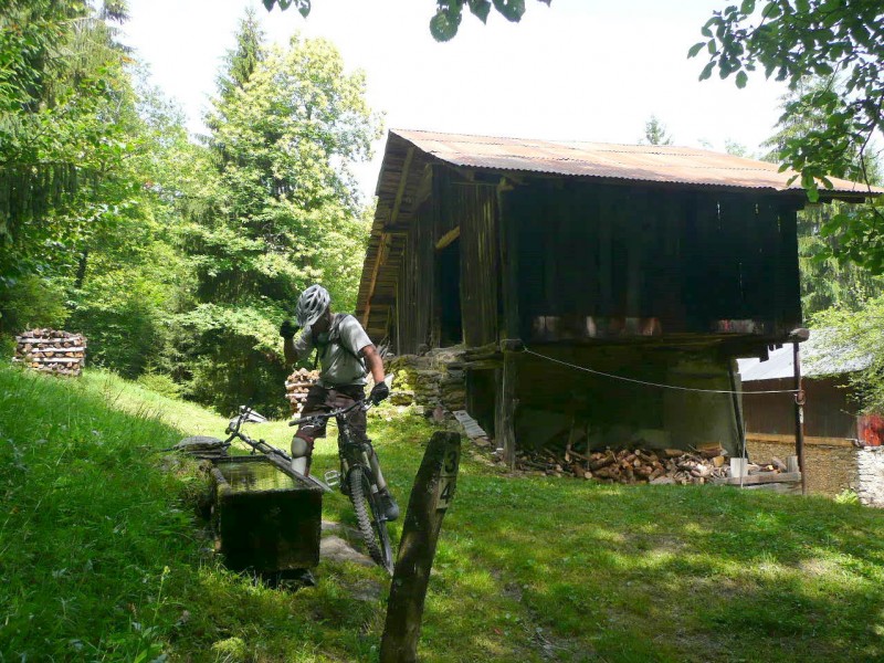 Source salvatrice : Sentier Dév'Albertville, lieu dit Cambazeroult point 772.
Drôle de nom pas très savoyard !?