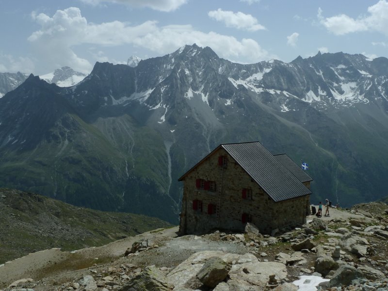 Cab. des Aig. Rouges : La cab. des Aiguilles Rouges avec Dt Blanche au fond