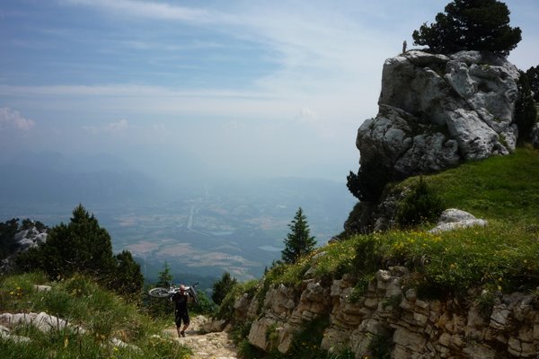 Sortie dans l'alpage : Ouf, fin du vélo sur le dos et c'est beau!