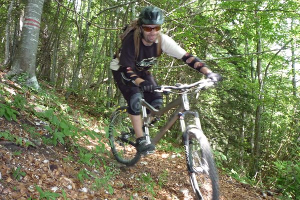 Avec le sourire : Tellement facile la forêt en comparaison du haut. Rien que pour cela il faut y passer par là  haut.